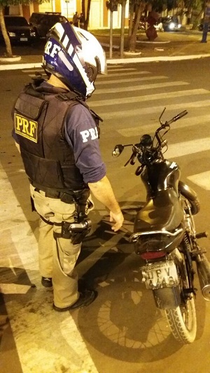 Motocicleta apreendida com o condutor irregular na BR-316