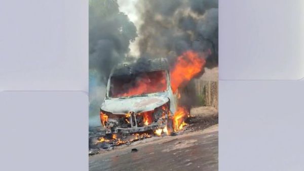 Ambulância de Coelho Neto pega fogo após retornar de Caxias