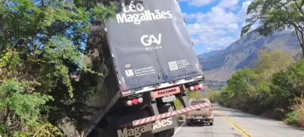 Carreta que transportava equipamentos do cantor Léo Magalhães fica pendurada em ribanceira de rodovia na Bahia