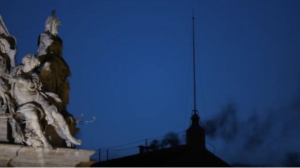 Fumaça preta: cardeais ainda não escolheram papa
