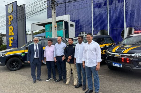 Deputado Paulo Marinho Jr. entrega viatura a PRF