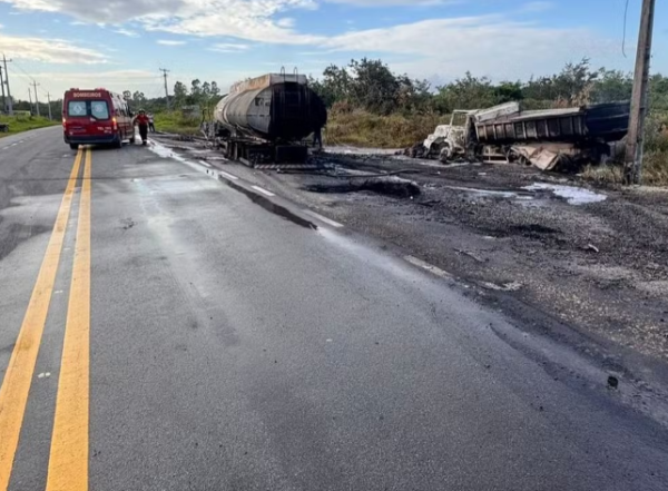 Caminhão-tanque explode após colidir com caçamba na BR-402 no MA; motorista morre carbonizado