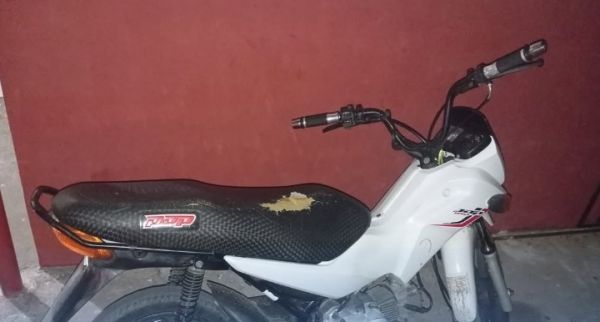 Casal sai de motel sem pagar e deixa moto roubada como "garantia" em Caxias