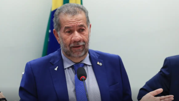 Após fraude no INSS, Lupi pede demissão do Ministério da Previdência