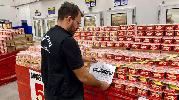 Procon interdita setores de supermercado atacadista em Caxias