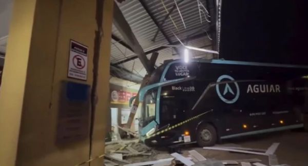 Ônibus invade e destrói parte da rodoviária de Barra do Corda