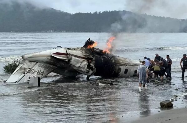 Avião de pequeno porte explode após ultrapassar pista em Ubatuba