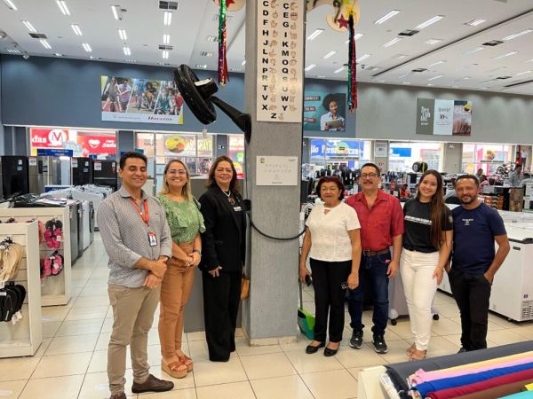 Uema amplia acessibilidade com instalação de placas em Libras no Armazém Paraíba de Caxias