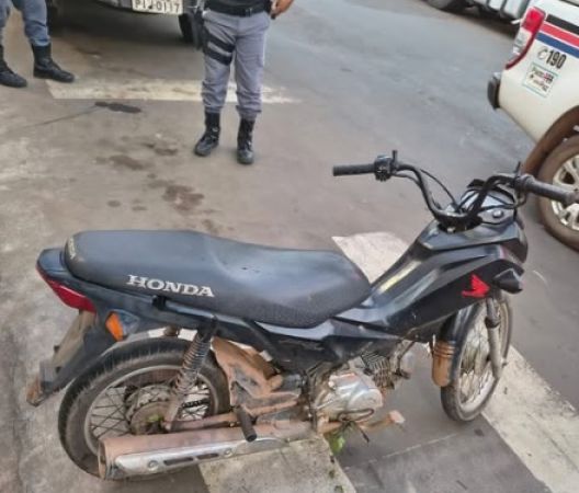 Moto com registro de roubo é encontrada em terreno baldio no bairro Vila Arias