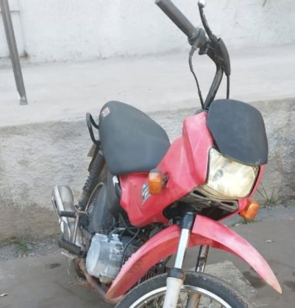 PM recupera motocicleta furtada em área de mata no bairro Vila Arias