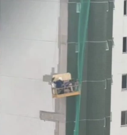 VÍDEO: trabalhadores ficam presos em andaime durante ventania em Imperatriz