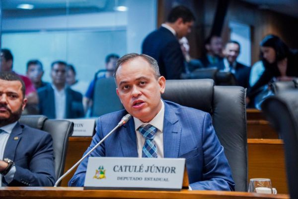 Em menos de seis meses de mandato, deputado Catulé Júnior é eleito a 3º vice-presidente da Assembleia