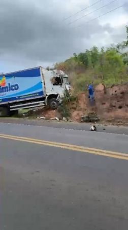 Acidente envolvendo caminhão e duas motos deixa dois mortos em Caxias