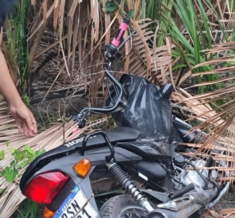 Moto roubada é localizada em matagal no Residencial Vila Paraíso