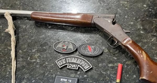 Homem é flagrado com munição e entrega espingarda durante abordagem policial em Caxias