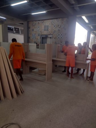 Internos da Unidade Prisional de Caxias colaboram com montagem de móveis da UEMA e mudança da CIRETRAN