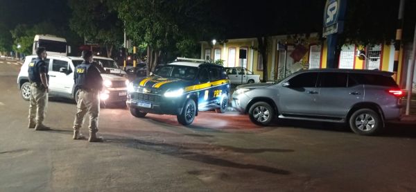 PRF apreende dois veículos roubados e prende suspeitos na BR-316, em Caxias