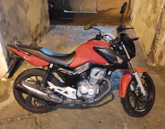 Moto roubada é recuperada em abordagem policial