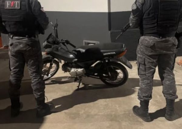 Moto com registro de roubo é encontrada abandonada no bairro Vila Alecrim
