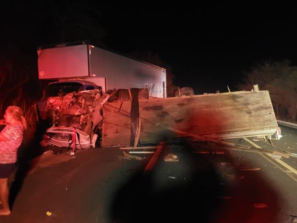 Colisão entre caminhões deixa um morto e três feridos na BR-316, em Caxias