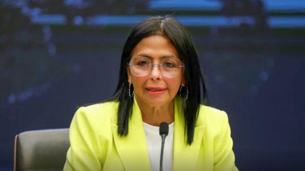 Forças Armadas da Venezuela reconhecem vice como presidente interina