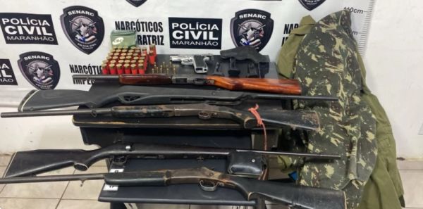 Homem é preso com armas e fardamentos do Exército e da PM