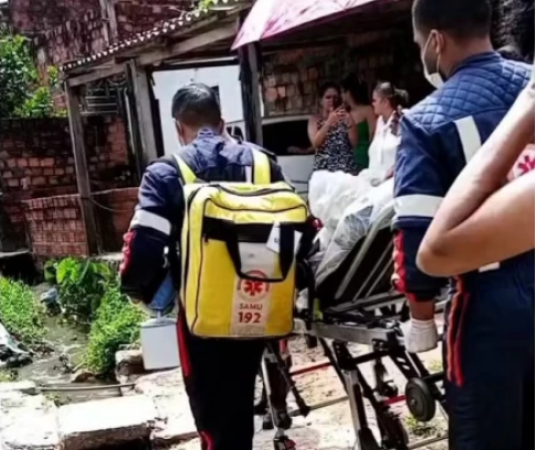 Mulher dá à luz em casa após ambulância não conseguir entrar em rua intrafegável