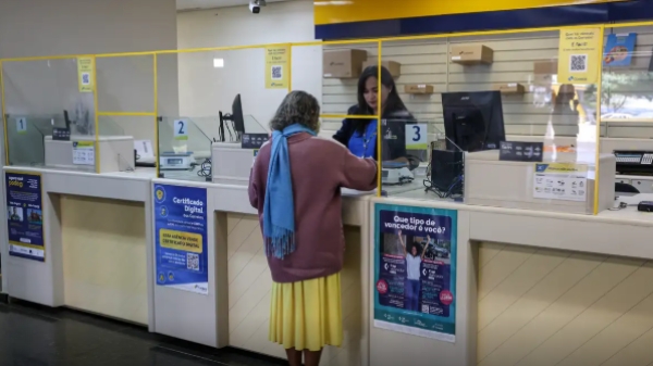 Mais de 488 mil aposentados já foram aos Correios contestar descontos