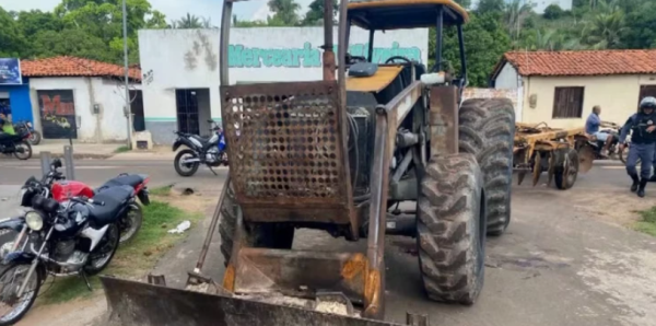 Adolescente fica em estado grave após ser atropelado por retroescavadeira; motorista fugiu do local