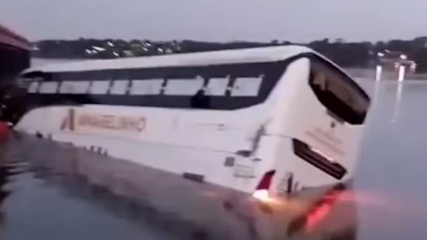 Ônibus cai em rio durante travessia por balsa entre TO e o MA, após queda de ponte