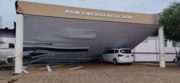 Estrutura da frente do Hospital Geral Municipal de Codó desaba durante forte chuva com ventania