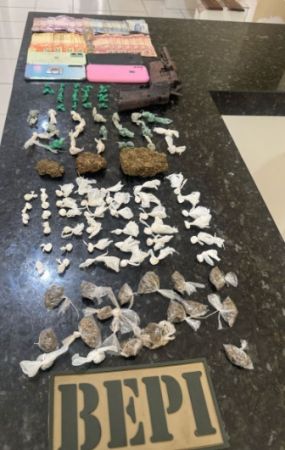 Trio suspeito de tráfico de drogas e porte ilegal de arma é preso pela PM em Caxias 