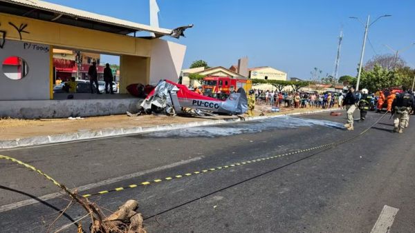 Avião de pequeno porte cai e deixa feridos em Teresina