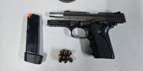 Pistola é encontrada pendurada em gancho dentro de provador de loja