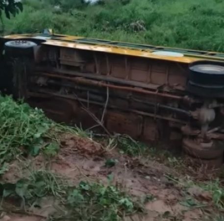 Dois jovens morrem e ônibus escolar tomba após acidente de trânsito em Bacabal