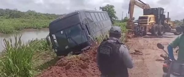 Ônibus que carregava grupo de evangélicos tomba às margens da MA-014, em Vitória do Mearim