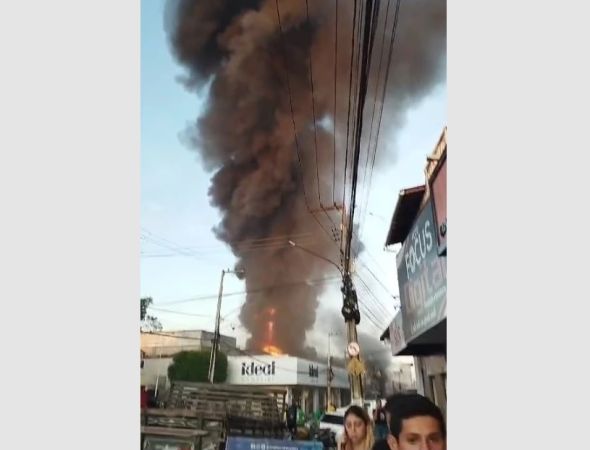 Incêndio atinge lojas do Centro de Pedreiras