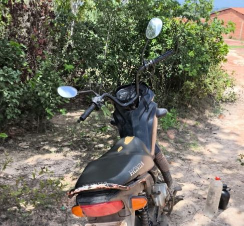 PM e PRF localizam motocicleta roubada em matagal