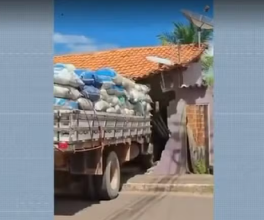 Caminhão desgovernado invade casa na cidade de Zé Doca