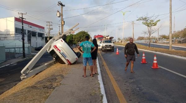 Carro capota e destrói poste após motorista perder controle em São Luís