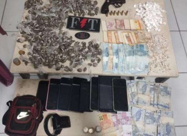 Polícia Militar apreende drogas, arma, dinheiro e celulares em Caxias