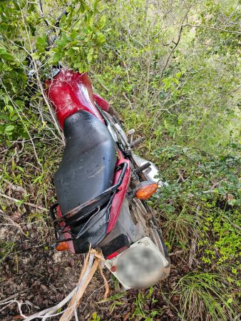 Polícia Civil recupera motocicleta roubada escondida em área de mata na zona rural de Caxias