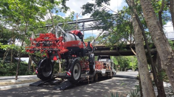 Com destino a Caxias, caminhão com máquina agrícola avaliada em R$ 1,5 milhão fica preso em ponte de Teresina