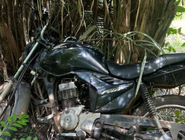 Polícia Militar recupera motocicleta roubada em matagal no bairro Caldeirões
