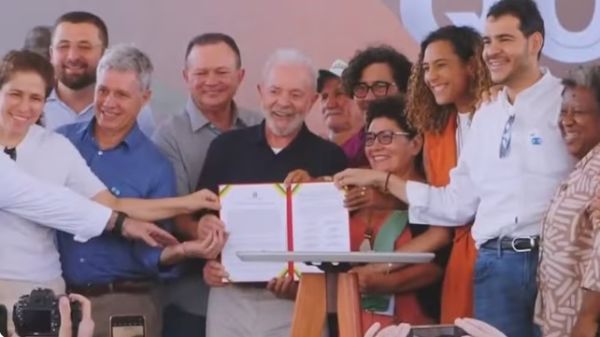 Lula assina decreto de conciliação entre quilombolas e Centro de Lançamento de Foguetes no MA; impasse durou 40 anos