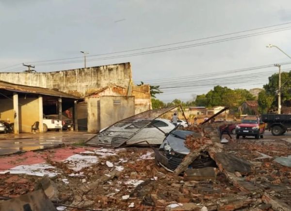 Muro desaba, e telhado cai sobre carros durante ventania em Imperatriz