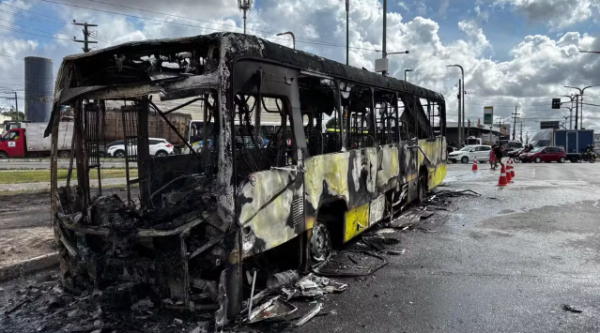 Ônibus pega fogo em São Luís