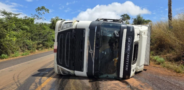 Motorista fica ferido após carreta tombar na BR-222, em Açailândia
