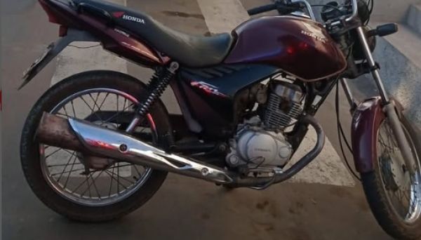 Suspeitos abandonam moto e fogem a pé durante ação policial em Caxias