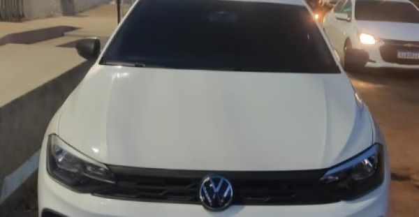 Carro roubado durante assalto a residência é recuperado em Caxias